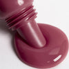 Nahaufnahme Lip Glow Oil Balm Raspberry, aus dem Applikator tritt die Textur auf eine weiße Oberfläche