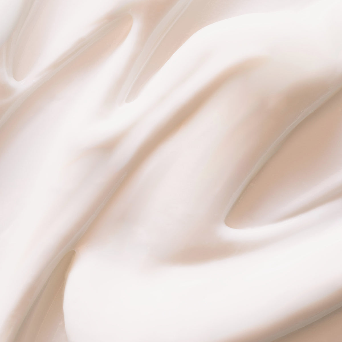 Nahaufnahme der weißen Cremetextur der Nordic-C [VALO] Glow Renew Night Cream von Lumene.