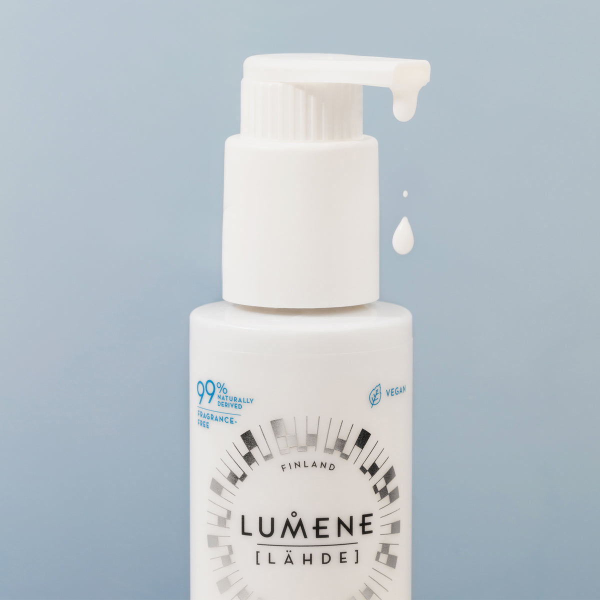 Eine weiße Lumene NORDIC HYDRA [LAHDE] Oat Milk Oil Cleanser Pumpflasche mit einem weißen fallenden Tröpfchen vor einem hellblauen Hintergrund.