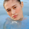 Eine Frau mit klarer, glatter Haut taucht aus dem Wasser auf; der Text lautet: 91 % sagen, dass die Haut nach der Anwendung von Lumene Nordic Hydra [LÄHDE] Water Gel glanzfrei aussieht.