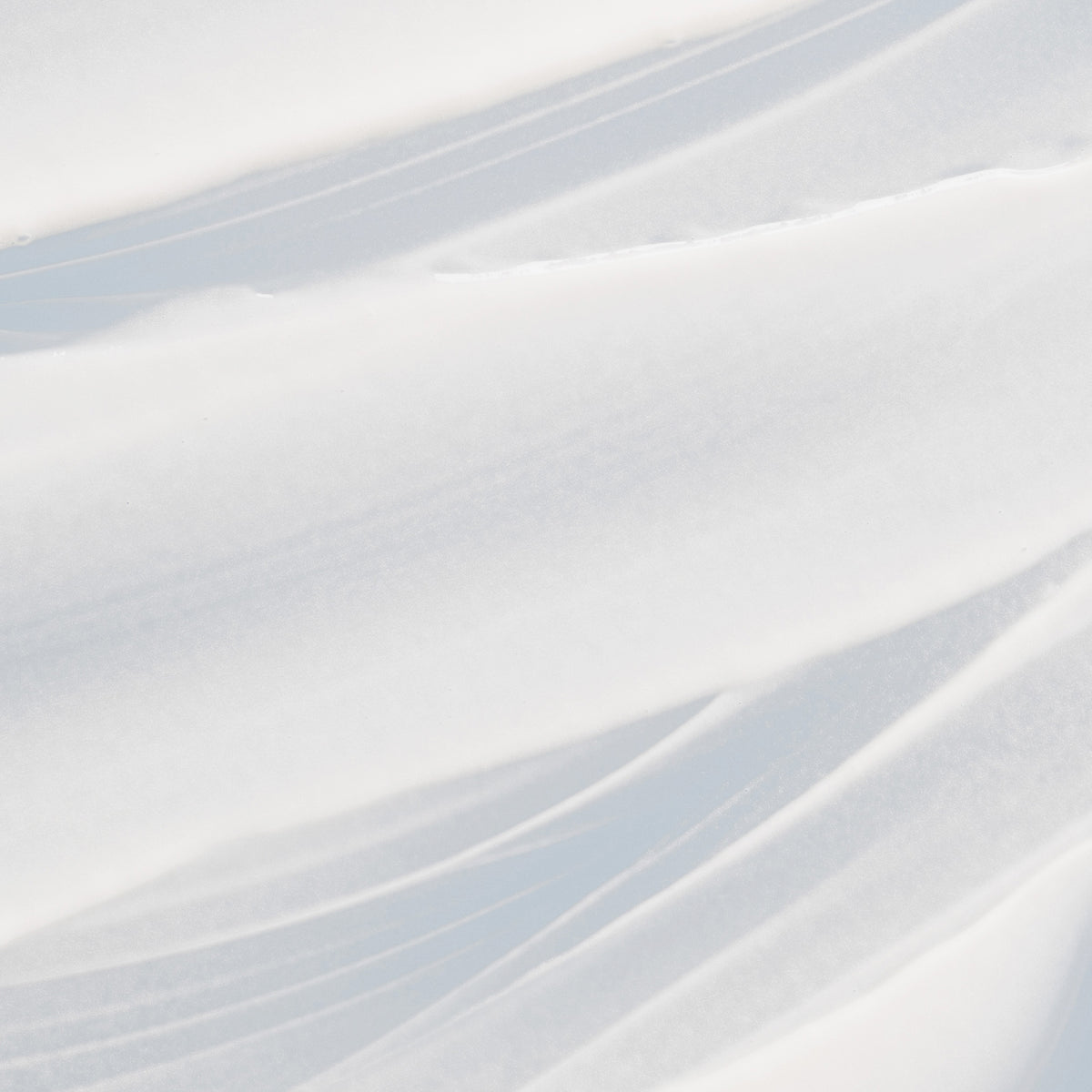 Nahaufnahme der glatten, weißen Cremetextur des Lumene Nordic Sensitive [HERKKÄ] Weightless Moisturizer.