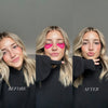Eine Frau demonstriert ihre Hautpflegeroutine mit den Cooling Clouds von MakeUp Eraser: vor und nach dem Auftragen der rosafarbenen Pads.