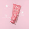 Eine zerquetschte rosafarbene Tube der maria nila Booster Masque Luminous Colour ist auf einem rosafarbenen Hintergrund mit hervorgehobenen Merkmalen abgebildet.