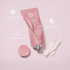 Rosa Tube von maria nila Booster Masque Pure Volume mit geöffneter Kappe und Produktswatch auf einem hellrosa Hintergrund.