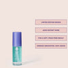 Transparente Flasche True Soft Argan Oil mit lila Deckel aus der Structure Repair Beauty Bag 2025, neben Produktvorteilen auf blassrosa Hintergrund.