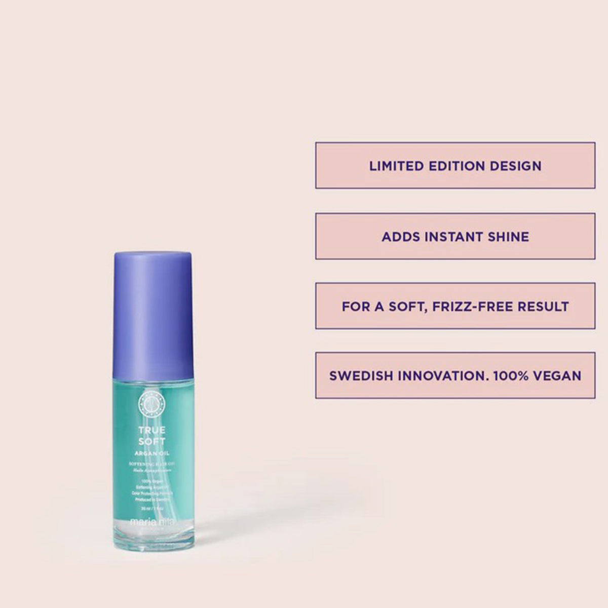 Transparente Flasche True Soft Argan Oil mit lila Deckel aus der True Soft Beauty Bag 2025, neben Produktvorteilen auf blassrosa Hintergrund.