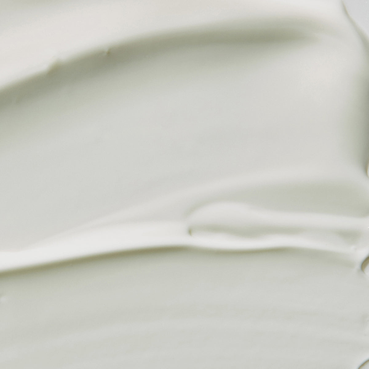 Der Oil Free Moisturizer SPF 30 von Mario Badescu hat eine weiche, cremig-weiße Textur.
