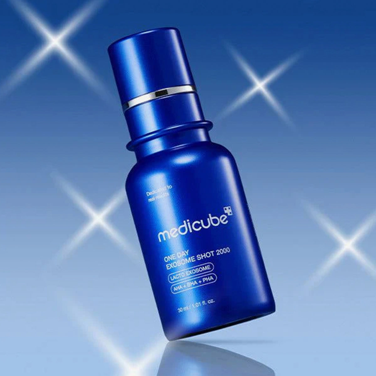 Eine blaue medicube One Day Exosome Shot Pore Ampoule 2000 Flasche steht vor einem blauen Hintergrund mit leuchtenden Sterneffekten.
