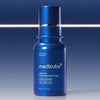 Eine blaue Flasche medicube One Day Exosome Shot Pore Ampoule 7500 steht auf einer reflektierenden Oberfläche mit blauem Hintergrund.