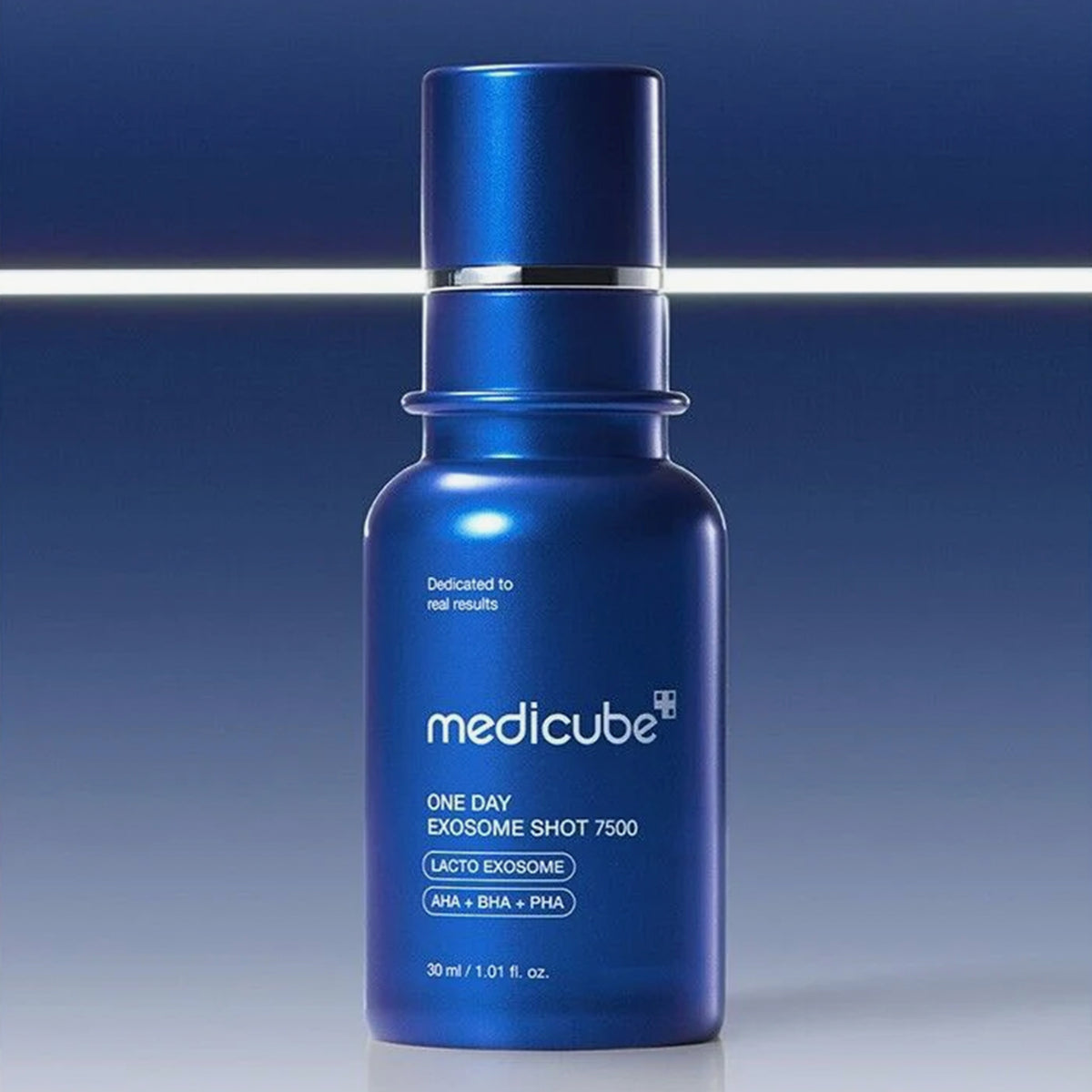 Eine blaue Flasche medicube One Day Exosome Shot Pore Ampoule 7500 steht auf einer reflektierenden Oberfläche mit blauem Hintergrund.