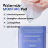 Eine Hand, die ein feuchtes „Mediheal Watermide Moisture Pad“ über dessen blauem Behälter hält, daneben sind die aufgeführten Vorteile aufgeführt.