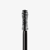 Eine Nahaufnahme des Mesauda Beauty Emphasize Mascara-Bürstchends in Sanduhr-Form weißen Hintergrund.