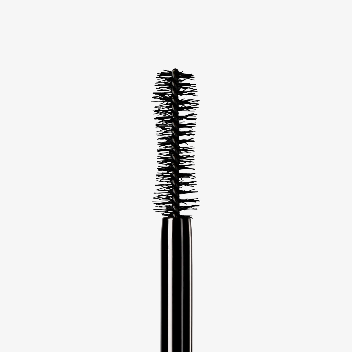 Eine Nahaufnahme des Mesauda Beauty Emphasize Mascara-Bürstchends in Sanduhr-Form weißen Hintergrund.