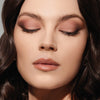 Nahaufnahme Person mit geschlossenen Augen, roséfarbenem Augen-Make-up aus der ARCHETYPE II Palette.