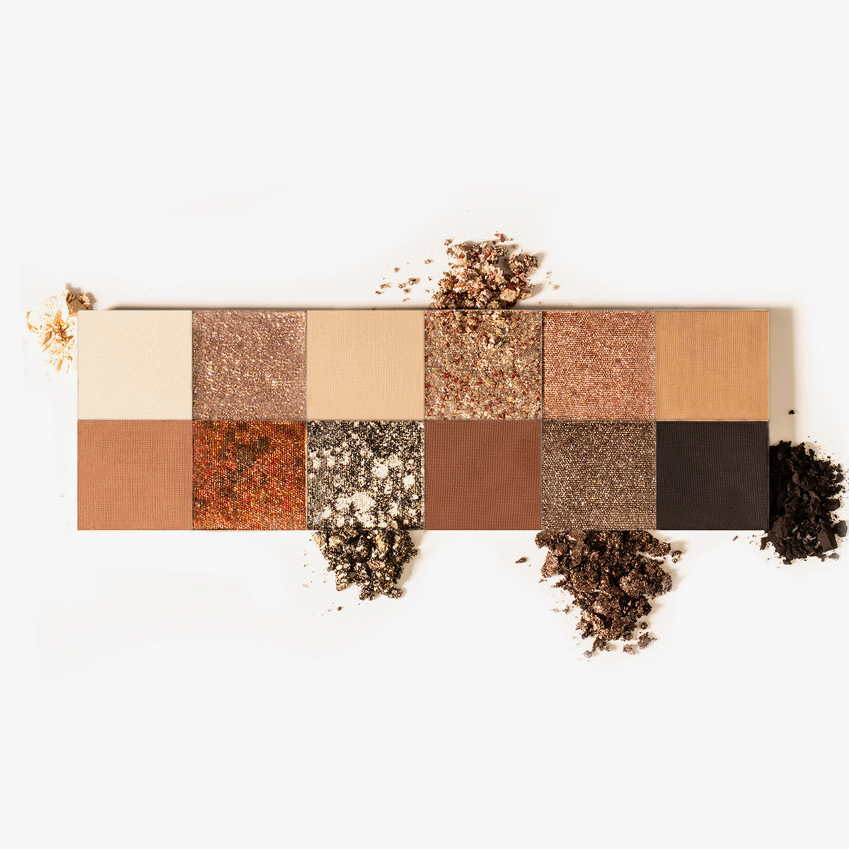 Die Mesauda Beauty ARCHETYPE Lidschattenpalette enthält 12 Farbtöne von Hellbeige bis Dunkelbraun, die von etwas zerstoßenem Puder umgeben sind.