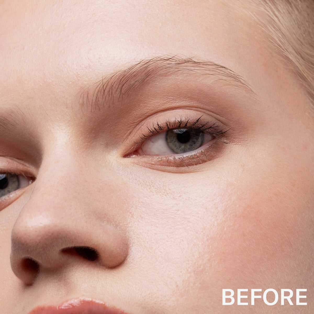 Nahaufnahme des natürlichen Auges und der Augenbraue einer Person mit nackter Haut; das Wort BEFORE in der Ecke. Mit "Brow a Spell" von Mesauda Beauty.