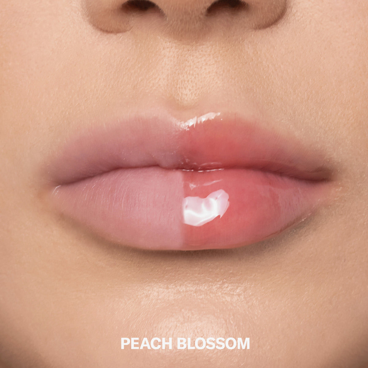 Nahaufnahme der Lippen, eine Seite blank und die andere glänzend rosa mit LIPOILOGY™ von Mesauda Beauty, mit der Bezeichnung Peach Blossom.