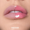 Nahaufnahme von Lippen mit aufgetragenem Gloss auf der rechten Hälfte, mit "PINK ELIXIR" beschriftet. 