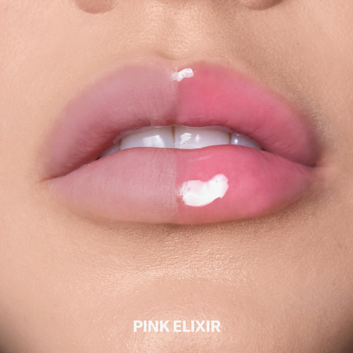 Nahaufnahme von Lippen mit aufgetragenem Gloss auf der rechten Hälfte, mit "PINK ELIXIR" beschriftet. 