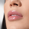 Nahaufnahme von glänzenden, glatter, klarer Haut und rosafarbenen Lippen die durch LIPOILOGY™ von Mesauda Beauty verbessert wurden.