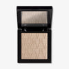 Der Lust For Shine von Mesauda Beauty Highlighter in einer quadratischen Produktschale und integriertem Spiegel im Deckel und eingeprägtem M-Muster.

