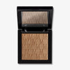 Der Lust For Shine von Mesauda Beauty Highlighter in einer quadratischen Produktschale und integriertem Spiegel im Deckel und eingeprägtem M-Muster.
