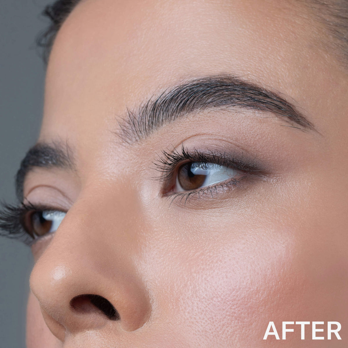 Nahaufnahme einer Frau mit glatter Haut und definierten Augenbrauen nach der Anwendung von Signabrow von Mesauda Beauty; in der Ecke erscheint "AFTER".