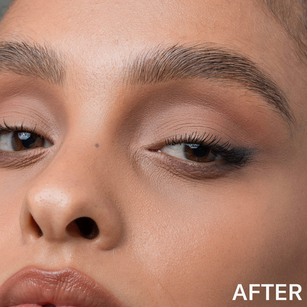 Nahaufnahme des Gesichts einer Frau mit gepflegten Augenbrauen und natürlichem Make-up nach der Anwendung von Signabrow von Mesauda Beauty; in der Ecke erscheint der Text "AFTER".
