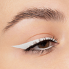 Nahaufnahme eines Auges mit kühnem weißem und schwarzem grafischem Wing Liner unter Verwendung von NABLA Cosmetics Cupids Arrow Longwear Stylo.
