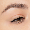 Nahaufnahme eines Auges mit geflügeltem schwarzem Eyeliner, erstellt mit NABLA Cosmetics Cupids Arrow Longwear Stylo.