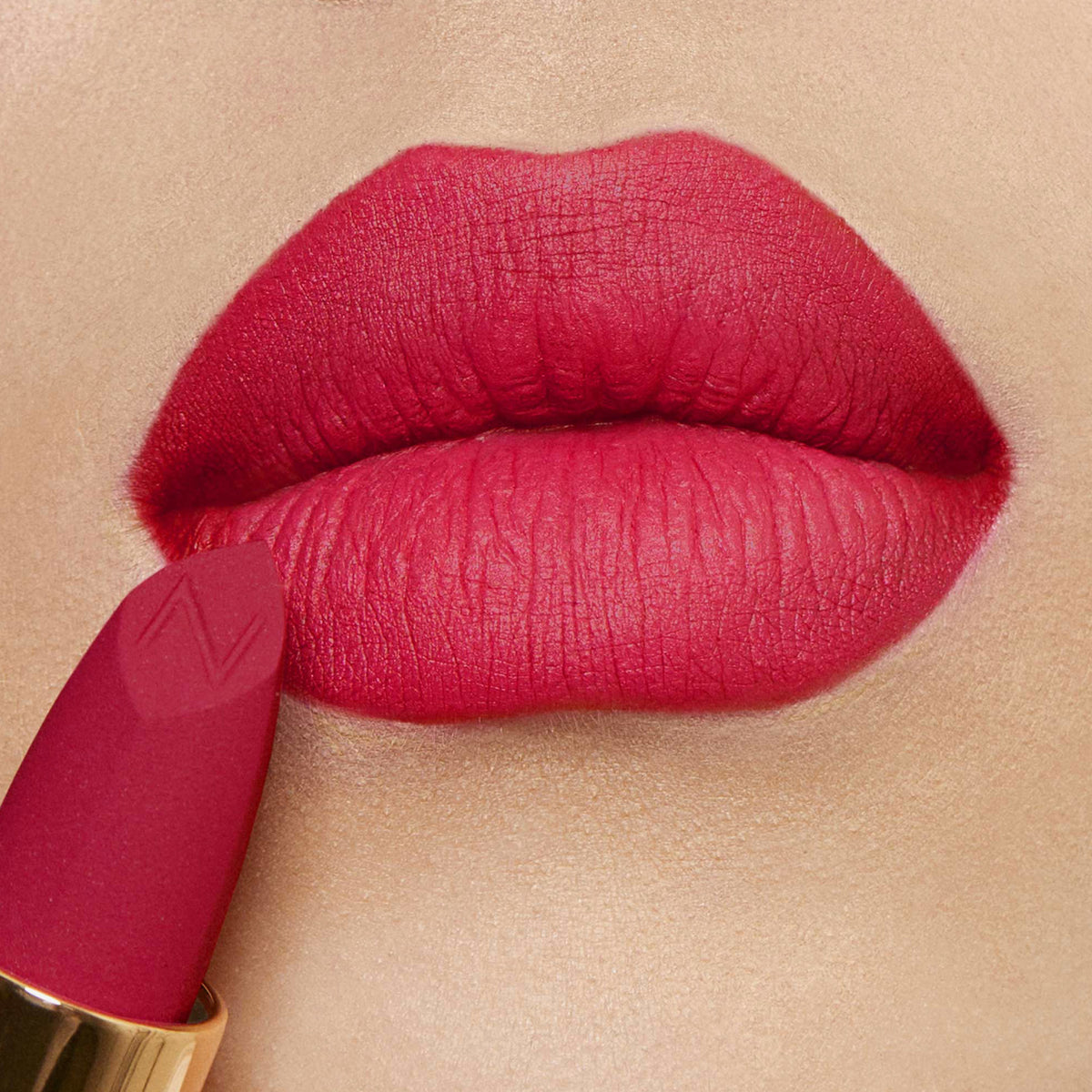 Der Matte Pleasure Lipstick in der Farbe Carnal Flower – Limited Edition auf den Lippen aufgetragen – Nahaufnahme mit samtig-mattem Finish.