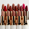 Mehrere NABLA Matte Pleasure Lippenstifte in verschiedenen Nude-, Rosé-, Rot- und Beerentönen. 