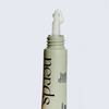 Geöffnete Tube der NERDS. 5% THD Ascorbate Brightening Eye Cream mit cremigem Produkt auf dem Applikator vor einem schlichten weißen Hintergrund.