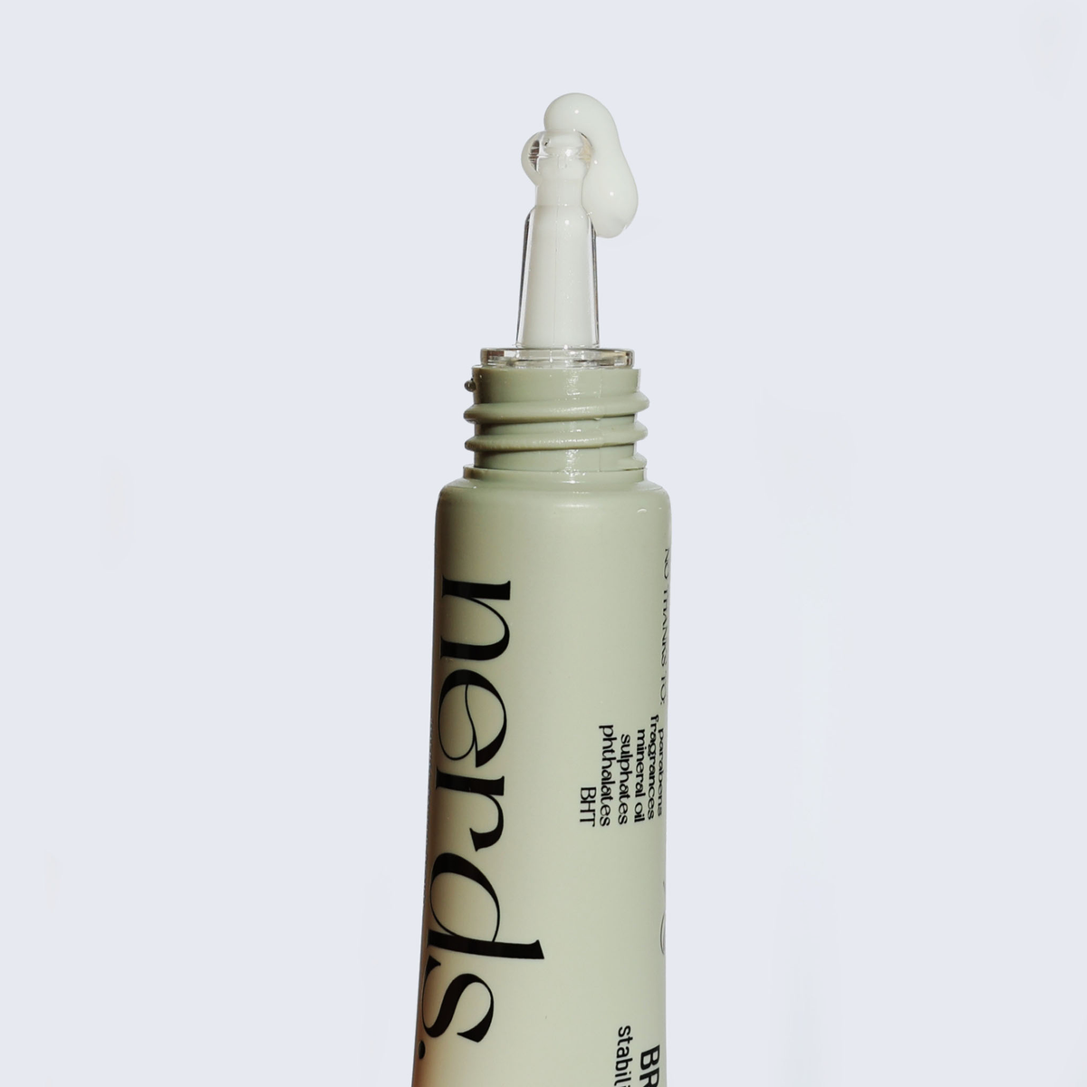 Geöffnete Tube der NERDS. 5% THD Ascorbate Brightening Eye Cream mit cremigem Produkt auf dem Applikator vor einem schlichten weißen Hintergrund.
