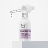 Ein Tropfer mit Serum über einer Flasche Hyperdration® Hyaluron Serum von Nø Cosmetics auf weißem Hintergrund.