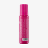 Eine leuchtend rosafarbene Flasche von Nø Cosmetics Nø rescue tøday Daily Skin Guard Facial Mist mit weißem Text und einem Strichcode auf der Rückseite, dargestellt vor einem weißen Hintergrund.