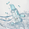 Flasche Numbuzin No.1 Pantothenic B5 Active Soothing Serum mit Wasserwellen und Kapseln für einen frischen, hydratisierenden Effekt.