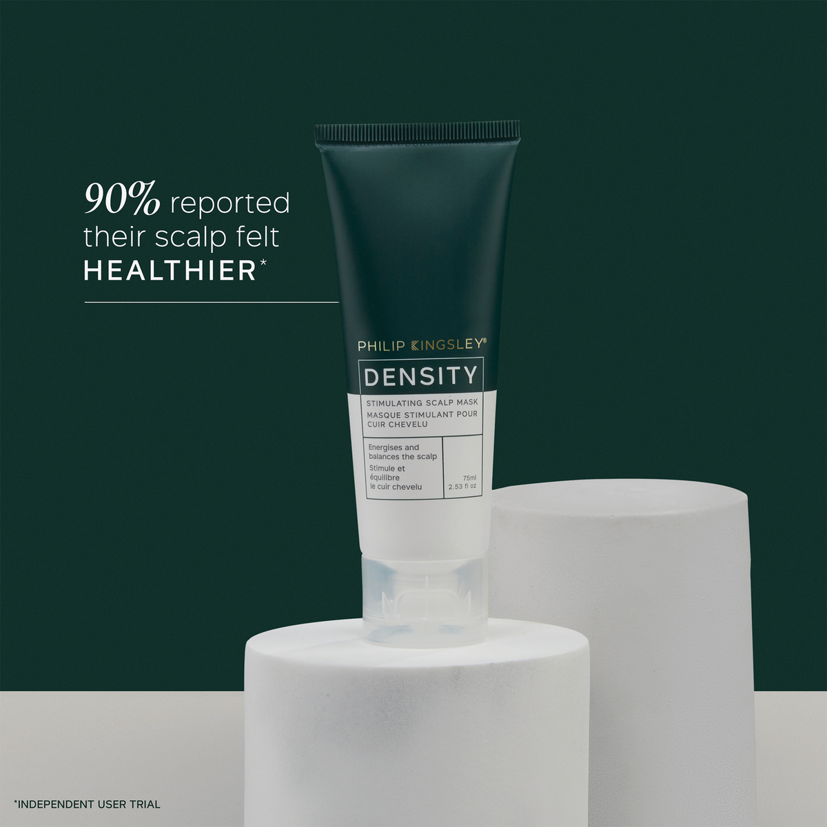 Philip Kingsley Density Stimulating Mask auf weißen Zylindern, mit dem Text: 90 % gaben an, dass sich ihre Kopfhaut gesünder anfühlte.