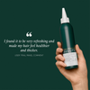 Eine Hand hält eine grüne Flasche „Philip Kingsley Density Stimulating Scalp Toner“ in der Hand, daneben steht ein Kommentar, dass sich das Haar gesünder und dichter anfühlt.