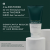 Eine Flasche Philip Kingsley Density Thickening Conditioner auf einem Sockel mit einem Text über Haarverdichtung und weniger Haarbruch.