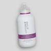 Weiße Flasche des Philip Kingsley Moisture Extreme Shampoos mit violettem Etikett auf hellgrauem Hintergrund.