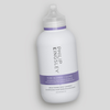 Auf einem hellgrauen Hintergrund steht eine weiße Flasche „Philip Kingsley Pure Blonde/Silver Shampoo“ mit einem violetten Etikett.