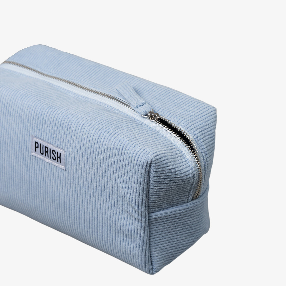 Hellblaue PURISH Kosmetiktasche mit Reißverschluss, welcher leicht geöffnet ist, abgebildet auf weißem Hintergrund.