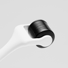 Eine Nahaufnahme des Scandinavian Biolabs Scalp Activation Derma Roller in weißer Farbe vor einem schlichten hellgrauen Hintergrund.