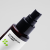 Nahaufnahme einer Flasche von Scandinavian Biolabs Sea Mineral Spray mit schwarzem Sprühkopf und weißem Etikett vor einem hellgrauen Hintergrund.