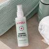 Skinlick Redness Relief Mist in einer Sprühflasche mit mintgrünem Etikett.