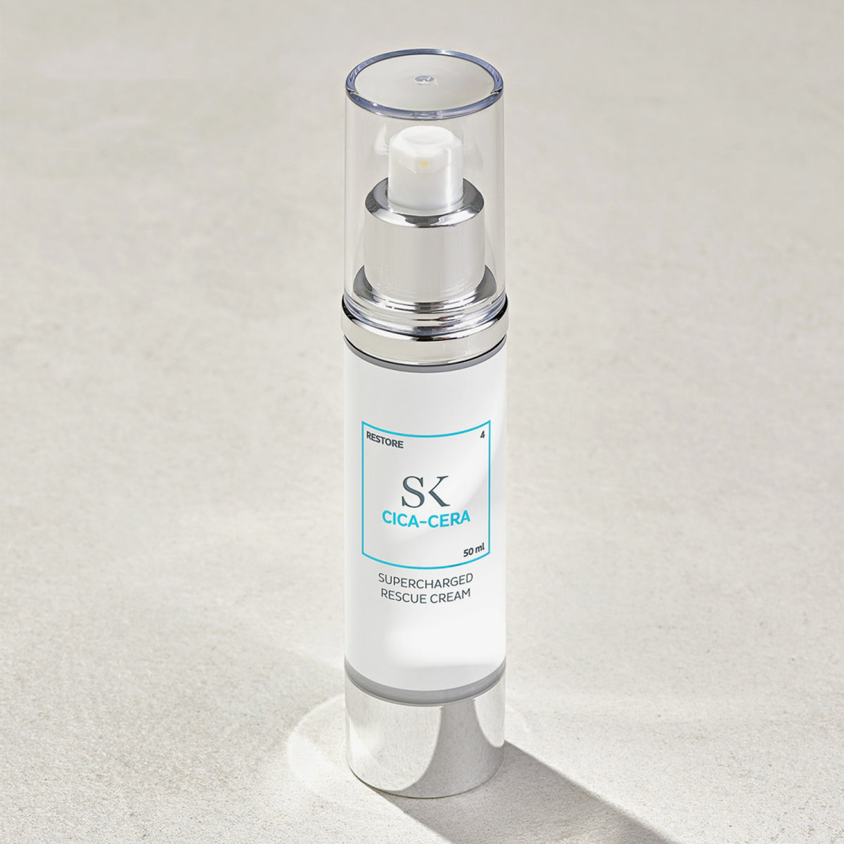 Eine Flasche Cica-Cera Supercharged Rescue Cream mit durchsichtigem Deckel steht auf einer hellen Oberfläche.