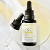 Eine Flasche Superba C Ultra-Slip Radiance Reveal Serum mit Pipette auf hellem Hintergrund.