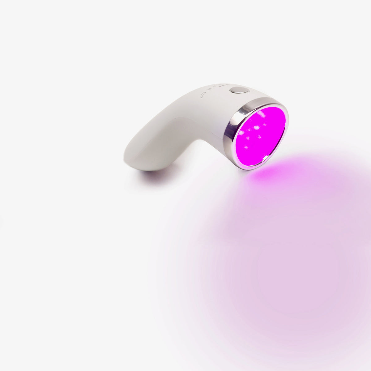 Der STYLPRO Brightspot Anti-Blemish LED Wand, ein weißes Handgerät, strahlt helles rosa Licht auf eine weiße Oberfläche.