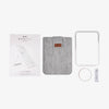 Der Glow & Go-Reisespiegel enthält einen Ständer, eine graue Tasche, ein Ladekabel und eine Verpackungsbox auf weißem Hintergrund.